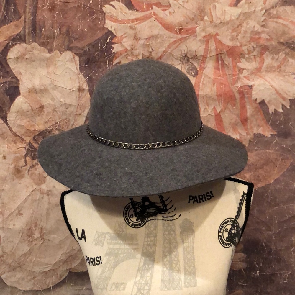 Wool hat with chain detail